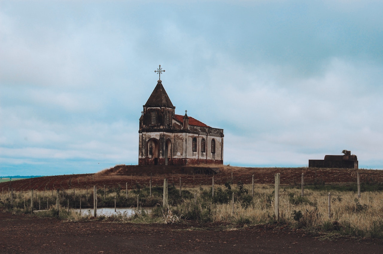 O que significa sonhar com uma igreja abandonada?